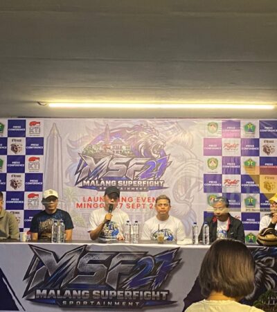 Ketua Pertina Kota Malang Anas Muttaqin menjelaskan rencana pelaksanaan Malang Superfight ke-27 dalam jumpa pers di CR Senaputra, Kota Malang, Minggu (27/9/2026). (blok-a.com/Bob Bimantara Leander)