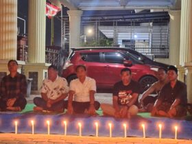 Teks: Doa bersama untuk 5 jurnalis yang hilang di anak Krakatau di sekretariat PWI Mojokerto.(blok-a.com/Syahrul Wijaya)