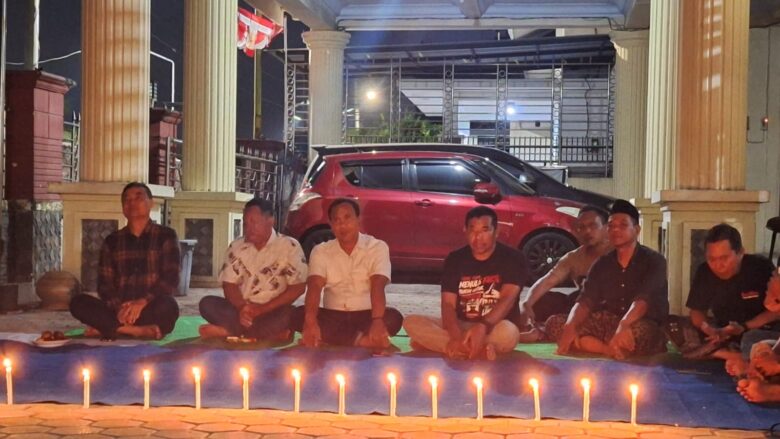 Teks: Doa bersama untuk 5 jurnalis yang hilang di anak Krakatau di sekretariat PWI Mojokerto.(blok-a.com/Syahrul Wijaya)