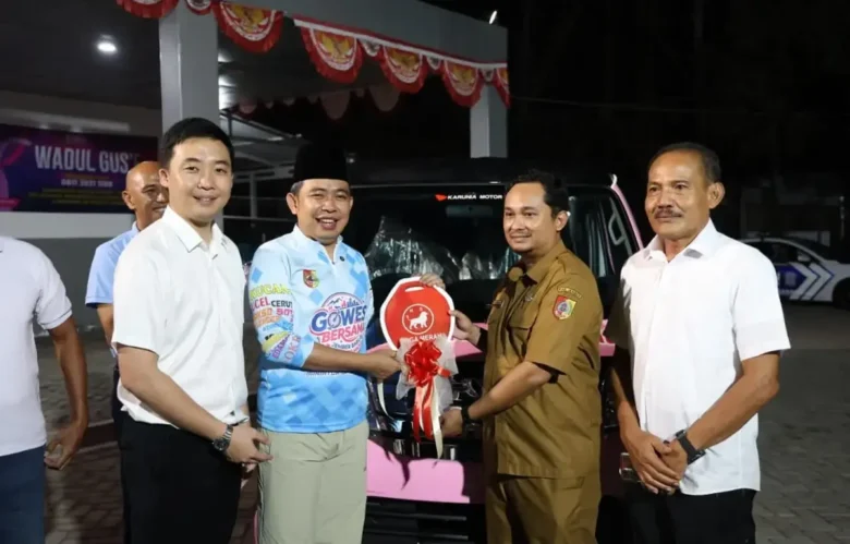 Bupati Jember, Gus Fawait saat menerima tambahan unit armada Homecare dari PT Semen Imasco Asiatic (foto: istimewa)