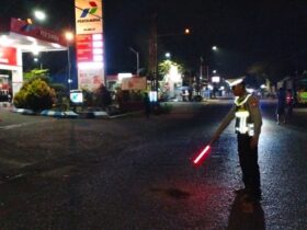 Caption : Piket lantas Polsek Kalibaru, saat menunjukan lokasi TKP laka lantas antar dua motor di Jalan Raya Jurusan Banyuwangi yang mengakibatkan satu korban tewas di rumah sakit, Sabtu (26/09/2026)(blok-a.com/Kuryanto).