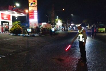 Caption : Piket lantas Polsek Kalibaru, saat menunjukan lokasi TKP laka lantas antar dua motor di Jalan Raya Jurusan Banyuwangi yang mengakibatkan satu korban tewas di rumah sakit, Sabtu (26/09/2026)(blok-a.com/Kuryanto).