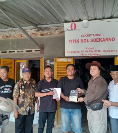 Aldian Dwi Pamungkas saat berkunjung ke rumah kelahiran Bung Karno dan Sekretariat Titik Nol Soekarno di Ploso, Jombang beberapa waktu lalu.(Foto: Dokumen Arif Yulianto for blok-a.com)