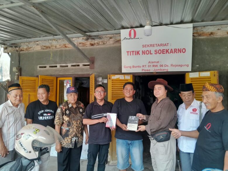 Aldian Dwi Pamungkas saat berkunjung ke rumah kelahiran Bung Karno dan Sekretariat Titik Nol Soekarno di Ploso, Jombang beberapa waktu lalu.(Foto: Dokumen Arif Yulianto for blok-a.com)