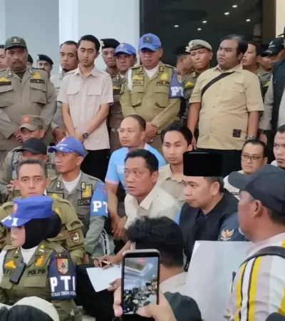 Bupati Jember Gus Fawait dan Ketua DPRD Jember Ahmad Halim turun langsung menemui massa pengunjuk rasa, Jumat (18/9/2026) (foto: istimewa)