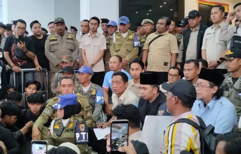 Bupati Jember Gus Fawait dan Ketua DPRD Jember Ahmad Halim turun langsung menemui massa pengunjuk rasa, Jumat (18/9/2026) (foto: istimewa)