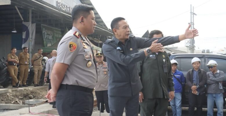 Wali Kota Malang, Wahyu Hidayat bersama Kapolresta Malang Kota, Kombes Pol Danang Setiyo saat meninjau Pasar Gadang (foto: dok. Polresta Malang for blok-a)