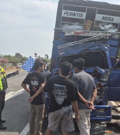 teks:%20Panit%20PJR%203%20Polda%20Jatim%20Ipda%20Siswanto%20saat%20evakuasi%20dan%20olah%20TKP%20di%20lokasi%20kecelakaan%20maut%20di%20KM%20712%20jalur%20A%20tol%20SuMo.(Foto%3A%20PJR%203%20Polda%20Jatim)