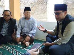 Pengasuh Pondok Pesantren Miftahul Ulum, KH Abdul Hakim usai menjalani serangkaian pemeriksaan fisik oleh tim dokter spesialis Puskesmas Arjasa di kediamannya pada Jumat, (18/9) pagi (foto: istimewa)