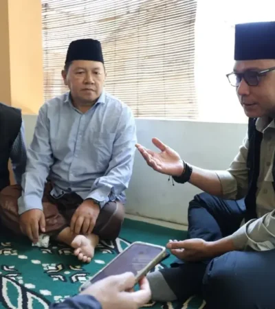 Pengasuh Pondok Pesantren Miftahul Ulum, KH Abdul Hakim usai menjalani serangkaian pemeriksaan fisik oleh tim dokter spesialis Puskesmas Arjasa di kediamannya pada Jumat, (18/9) pagi (foto: istimewa)