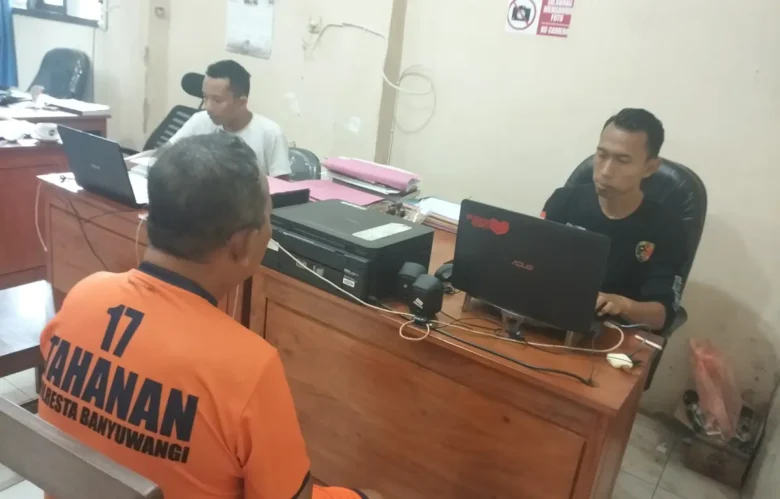 MS, terduga pelaku penganiayaan saat dimintai keterangan oleh pihak kepolisian, Senin (07/09/2026)(foto: dok Polsek Kabat untuk blok-a.com)
