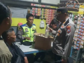 Polisi saat mengamankan temuan arak bali dari sebuah toko sembako di Tajinan, Kabupaten Malang (foto: istimewa)