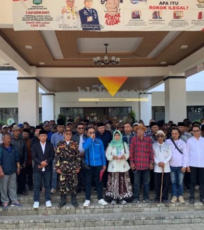 Ratusan Massa di DPRD Kabupaten Malang Desak Insiden Kekerasan Diusut, Tolak Aksi Aspirasi dengan Arogansi (blok-a.com / Yogga Ardiawan)