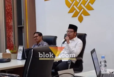 KH. Ahmad Kholili Kholil dan Dr. Ahmad Ginanjar Sya'ban, Lc., M.Hum., saat menjadi narasumber dalam refleksi 400 tahun Syekh Yusuf Al Makassari di ruang rapat Majapahit, BPK wilayah Jawa Timur.(foto: blok-a.com/Syahrul Wijaya)
