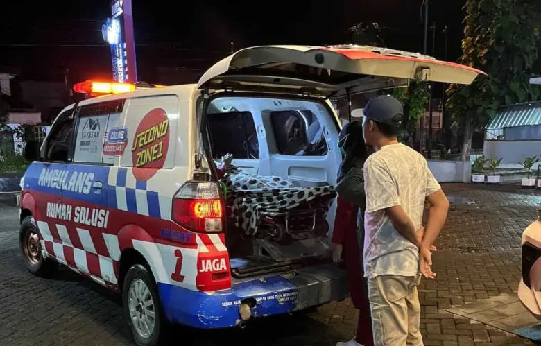 Salah satu ambulans yang dimiliki Yayasan Rumah Solusi, Tajinan, Kabupaten Malang (foto: istimewa)