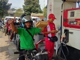 Salah satu warga penerima bingkisan dari Pemkab Jember yang merespons kelangkaan BBM di SPBU setempat (foto: istimewa)