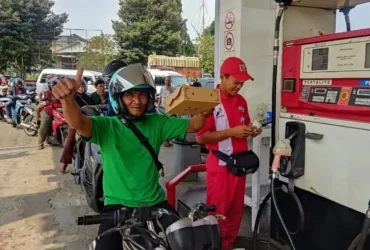 Salah satu warga penerima bingkisan dari Pemkab Jember yang merespons kelangkaan BBM di SPBU setempat (foto: istimewa)