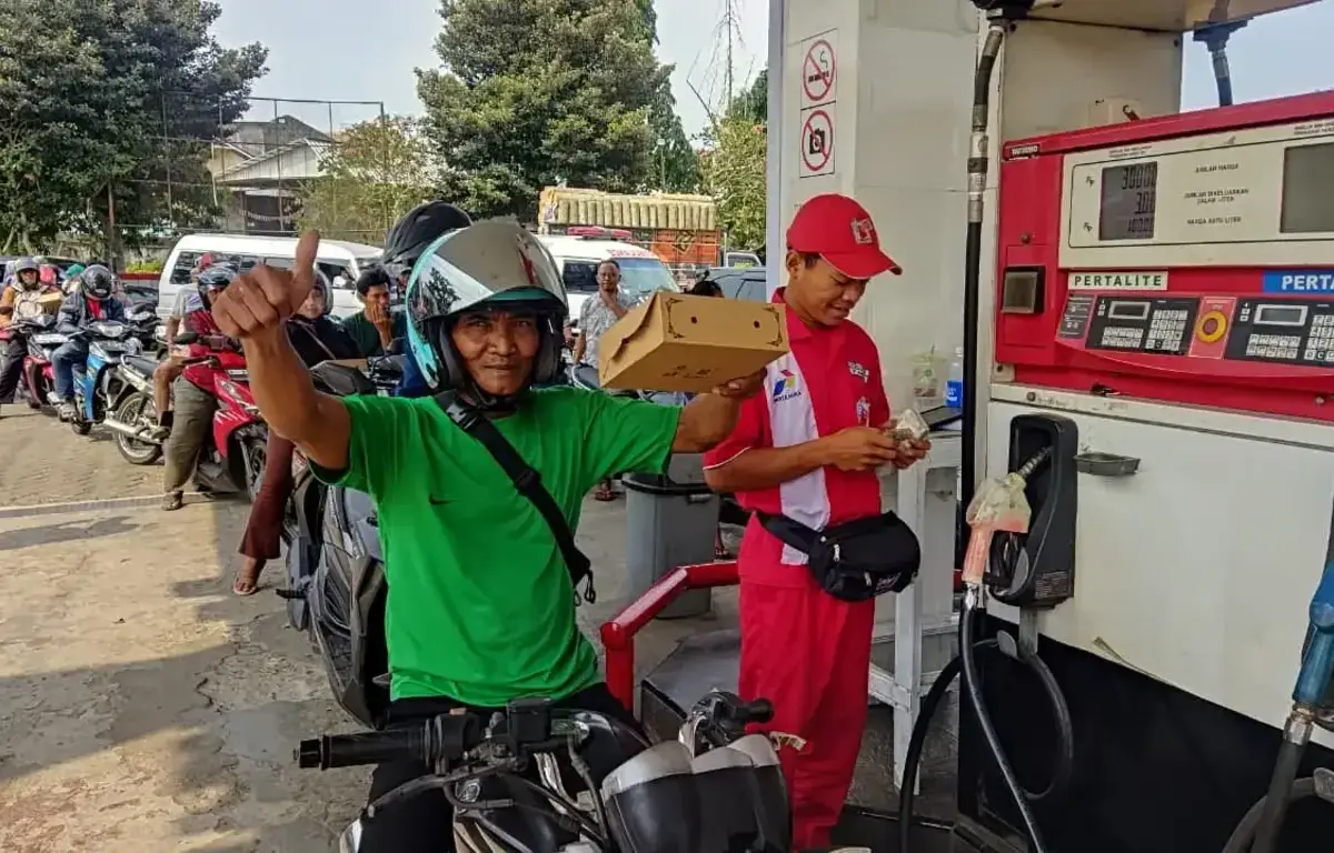 Aksi Sosial di SPBU Jember, Gus Fawait: Pemerintah Hadir Bersama Pengusaha di Tengah Kesulitan Rakyat