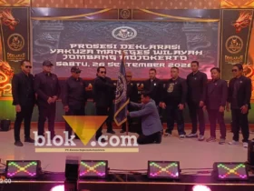 Ketua umum Yakuza Maneges menyerahkan bendera organisasi kepada ketua wilayah Jombang-Mojokerto.(blok-a.com/Syahrul Wijaya)