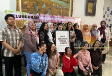 Caption: Penulis Buku, Rinda Puspasari berfoto bersama peserta peluncuran buku anyarnya Untuk Perempuan 17 Tahun ke Atas, di Kota Malang, Sabtu (24/10/2026) (blok-a.com/Bob Bimantara Leander)