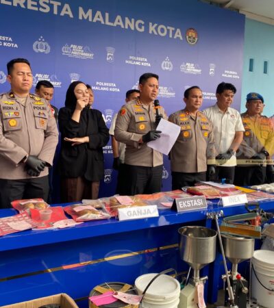 Caption: Kapolresta Malang Kota saat rilis kasus narkotika sepanjang Juli-Sepember 2026 di Mapolresta Malang Kota, Jumat (9/10/2026) (blok-a.com/Bob Bimantara Leander)