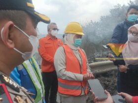 Caption: Gubernur Jatim, Khofifah Indar Parawansa saat diwawancara di TPA Supit Urang, Kota Malang, Minggu (25/10/2026) (blok-a.com/Bob Bimantara Leander)