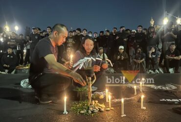 Aksi Teatrikal “Pohon Doa”, Merawat Ingatan Empat Tahun Tragedi Kanjuruhan di Alun-alun Tugu Malang, Kamis (1/10/2026) (blok-a.com / M. Berril Labiq)
