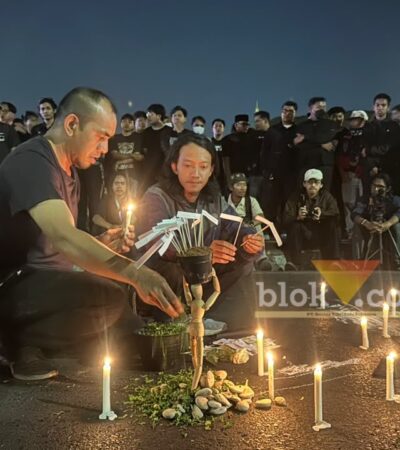 Aksi Teatrikal “Pohon Doa”, Merawat Ingatan Empat Tahun Tragedi Kanjuruhan di Alun-alun Tugu Malang, Kamis (1/10/2026) (blok-a.com / M. Berril Labiq)