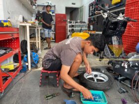 Salah satu pegawai Elektra Motor Listrik sedang mengerjakan pesanan pelanggan servis motor, Kamis (15/10/2026) (blok-a.com/Bob BimantaraSalah satu pegawai Elektra Motor Listrik sedang mengerjakan pesanan pelanggan servis motor, Kamis (15/10/2026) (blok-a.com/Bob Bimantara Leander) Leander)