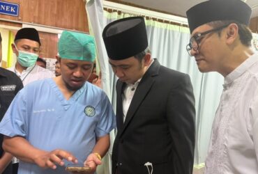 Caption: Bupati Jember, Gus Fawait saat bersama petugas medis (dok. Humas Pemkab Jember for blok-a.com)