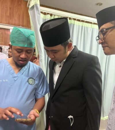Caption: Bupati Jember, Gus Fawait saat bersama petugas medis (dok. Humas Pemkab Jember for blok-a.com)
