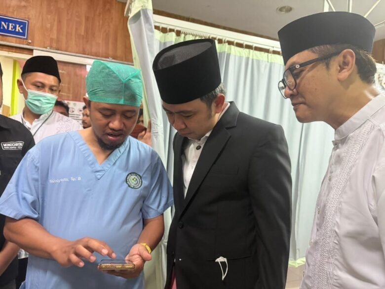 Caption: Bupati Jember, Gus Fawait saat bersama petugas medis (dok. Humas Pemkab Jember for blok-a.com)