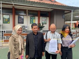 Tim kuasa hukum tergugat, PT Yunawati Kali Duren usai mediasi antara dua perusahaan di PN Malang (foto: blok-a.com/Bob Bimantara Leander)