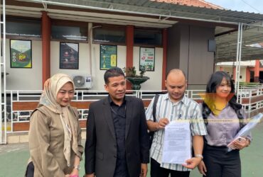 Tim kuasa hukum tergugat, PT Yunawati Kali Duren usai mediasi antara dua perusahaan di PN Malang (foto: blok-a.com/Bob Bimantara Leander)