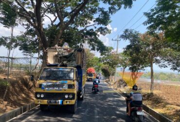 Truk sampah mengantre masuk TPA Supit Urang yang dalam penanganan kebakaran, Kamis (22/10/2026) (blok-a.com/Bob Bimantara Leander)