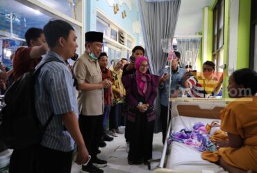 Bupati Jember, Gus Fawait saat bakti sosial Jember Cinta Kesehatan di RSD dr Soebandi Jember
