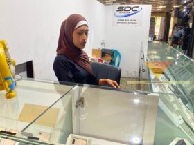 Pegawai SDC Gadget, Anisa saat menjelaskan dugaan pencurian iPhone di lapak tempat ia bekerja di Gajah Mada Plaza, Malang, Kamis (15/10/2026) (foto: blok-a.com/Bob Bimantara Leander)