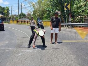 Caption : Piket lantas Polsek Rogojampi, saat lakukan olah TKP lakalantas motor kontra Dumptruk di sebuah tikungan Jalan Raya Banyuwangi-Jember yang menewaskan pelajar 14 tahun, Minggu (04/10/2026)(blok-a.com/Kuryanto).