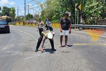 Caption : Piket lantas Polsek Rogojampi, saat lakukan olah TKP lakalantas motor kontra Dumptruk di sebuah tikungan Jalan Raya Banyuwangi-Jember yang menewaskan pelajar 14 tahun, Minggu (04/10/2026)(blok-a.com/Kuryanto).