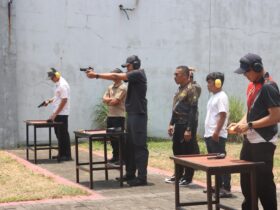 Teks: Kapolres Mojokerto AKBP Raden Erik Bangun Prakasa uji senjata api.(Foto: Humas)