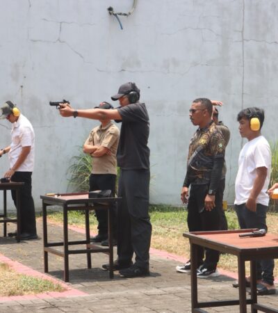 Teks: Kapolres Mojokerto AKBP Raden Erik Bangun Prakasa uji senjata api.(Foto: Humas)