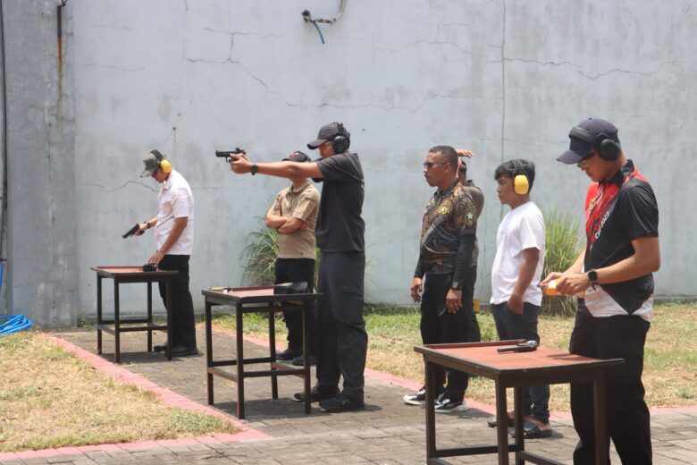 Teks: Kapolres Mojokerto AKBP Raden Erik Bangun Prakasa uji senjata api.(Foto: Humas)