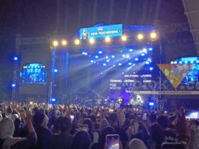 Teks: Ribuan penonton dari berbagai wilayah tampak memadati area konser SemestAmbyar, di halaman Belakang Pasar Modern Semeru Mojokerto, Sabtu (3/10/2026) (blok-a.com/Syahrul Wijaya)