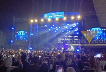 Teks: Ribuan penonton dari berbagai wilayah tampak memadati area konser SemestAmbyar, di halaman Belakang Pasar Modern Semeru Mojokerto, Sabtu (3/10/2026) (blok-a.com/Syahrul Wijaya)