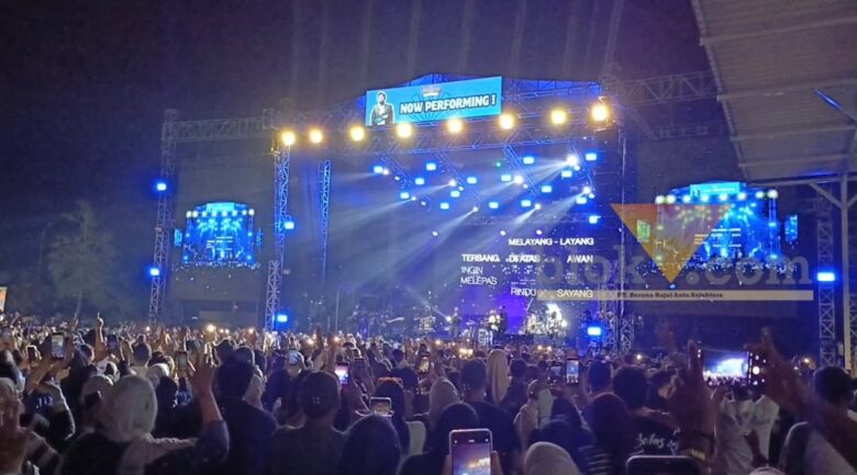 Teks: Ribuan penonton dari berbagai wilayah tampak memadati area konser SemestAmbyar, di halaman Belakang Pasar Modern Semeru Mojokerto, Sabtu (3/10/2026) (blok-a.com/Syahrul Wijaya)