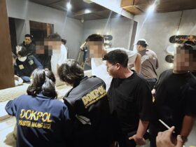 Polisi sedang melakukan tes urine di salah satu Tempat Hiburan Malang di Kota Malang (foto: dok. Polresta Malang Kota for blok-a.com)