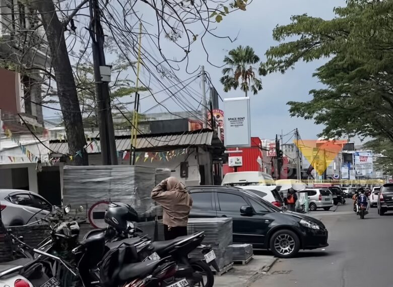 Trotoar di Suhat, Kota Malang dibuat parkir kendaraan (blok-a.com/Bob Bimantara Leander)