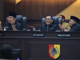 caption:%20Bupati%20Jember,%20Gus%20Fawait%20saat%20penyampaian%20pandangan%20umum%20fraksi-fraksi%20terhadap%20Nota%20Pengantar%20RAPBD%20Tahun%20Anggaran%202027,%20Kamis%20(1/10/2026)%20malam%20(blok-a.com/Rio)
