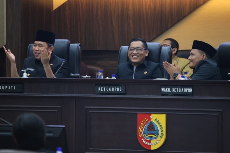caption:%20Bupati%20Jember,%20Gus%20Fawait%20saat%20penyampaian%20pandangan%20umum%20fraksi-fraksi%20terhadap%20Nota%20Pengantar%20RAPBD%20Tahun%20Anggaran%202027,%20Kamis%20(1/10/2026)%20malam%20(blok-a.com/Rio)