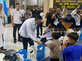 Wali Kota Malang saat meninjau di Perpustakaan Kota Malang, Rabu (14/10/2026) (foto: blok-a.com/Bob Bimantara Leander)